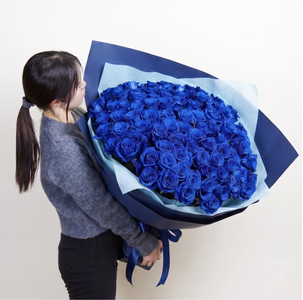 青いバラ108本の花束