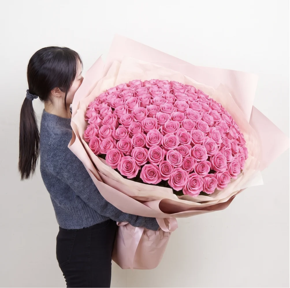 ピンクのバラ108本の花束