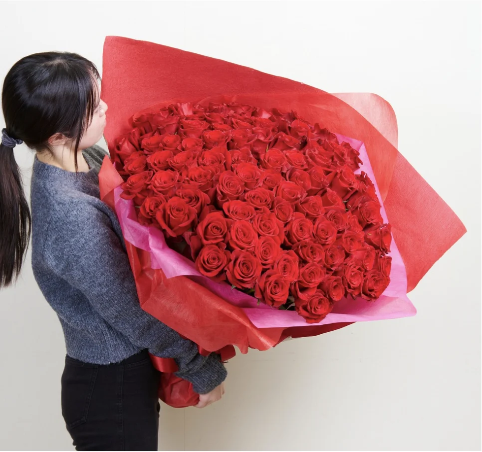 赤いバラ108本の花束