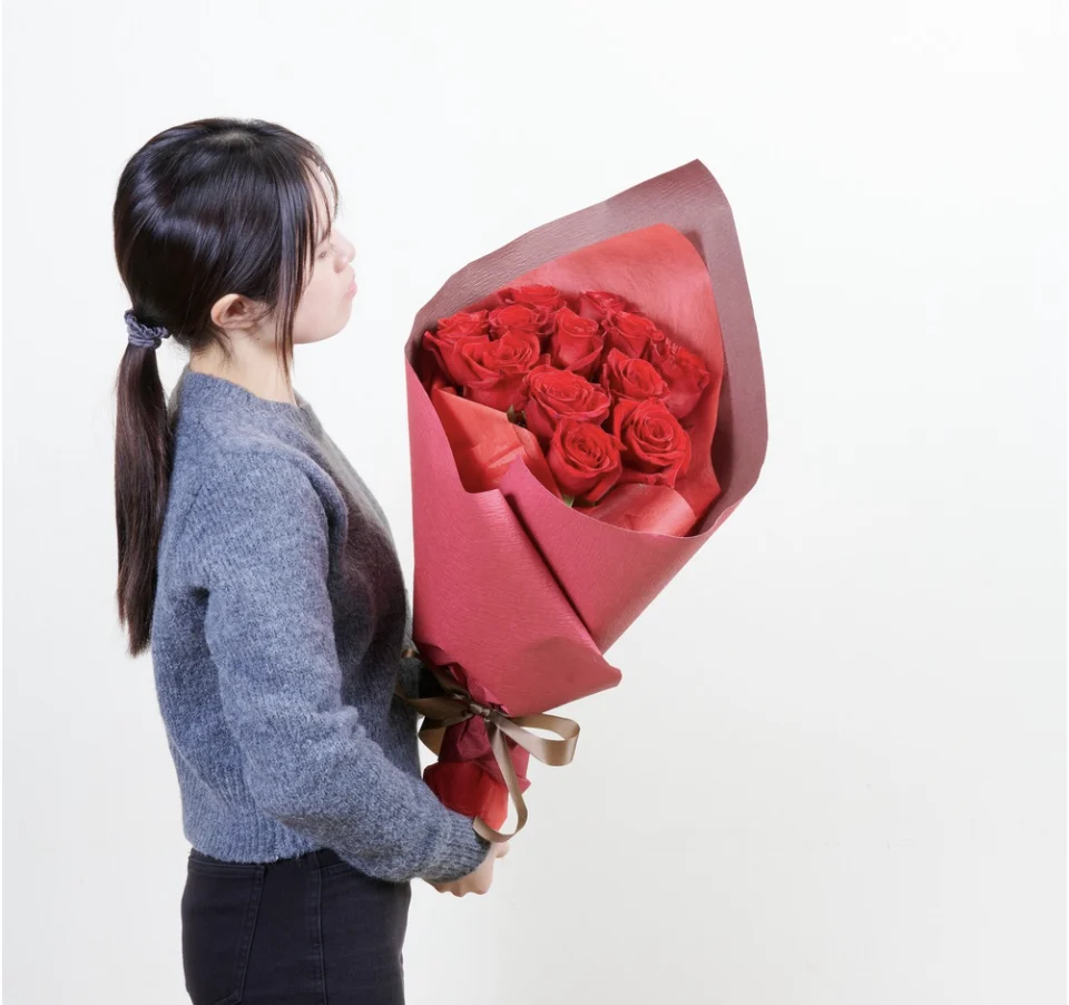 赤いバラ12本の花束