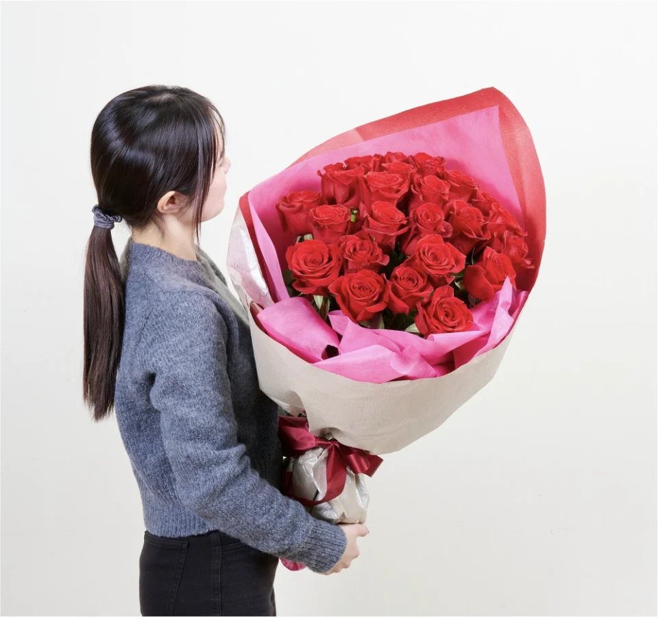 赤いバラ24本の花束