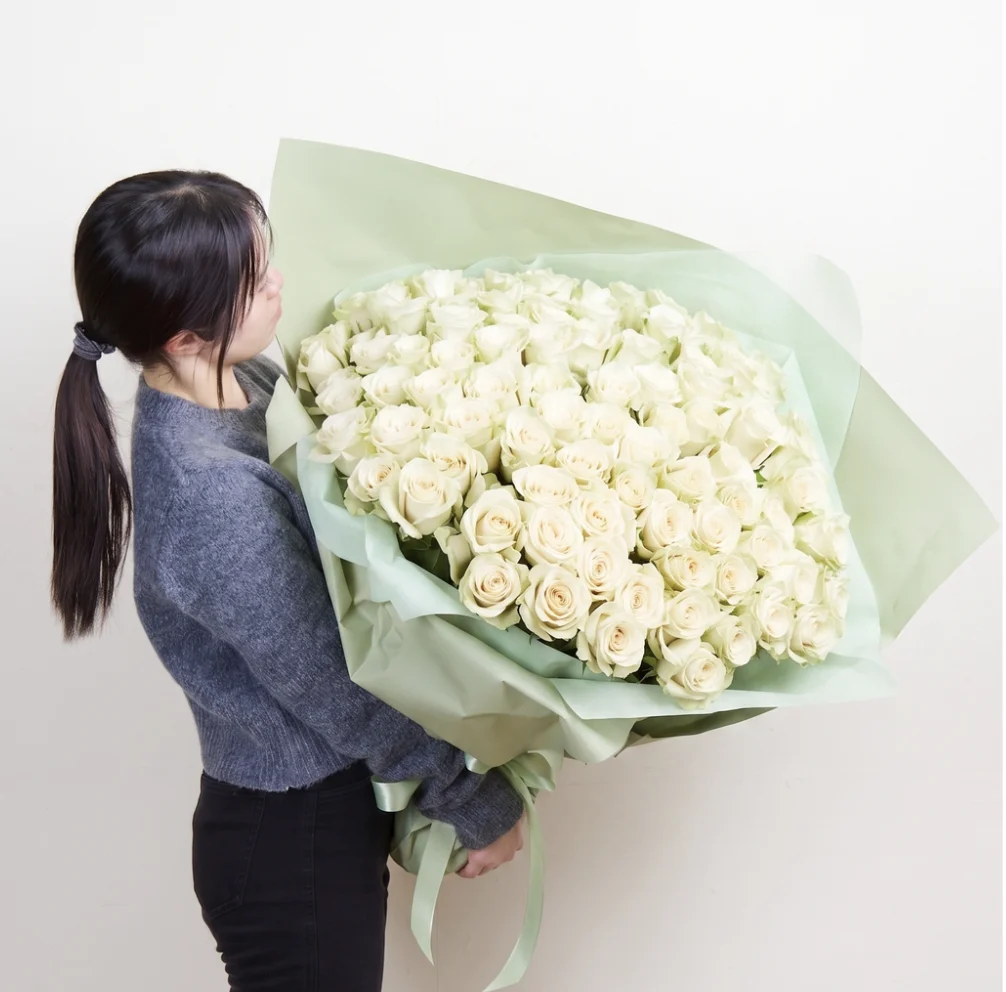 白いバラ108本の花束