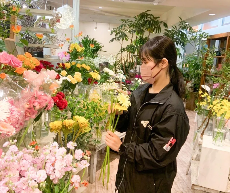 店内で切り花を手入れするヌボー生花店のスタッフ