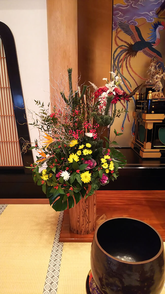 和室をお花で華やかに装飾を1