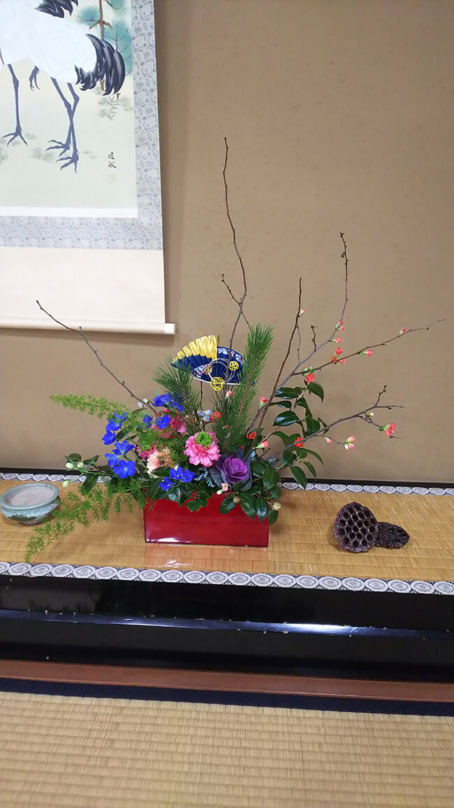 和室をお花で華やかに装飾を2
