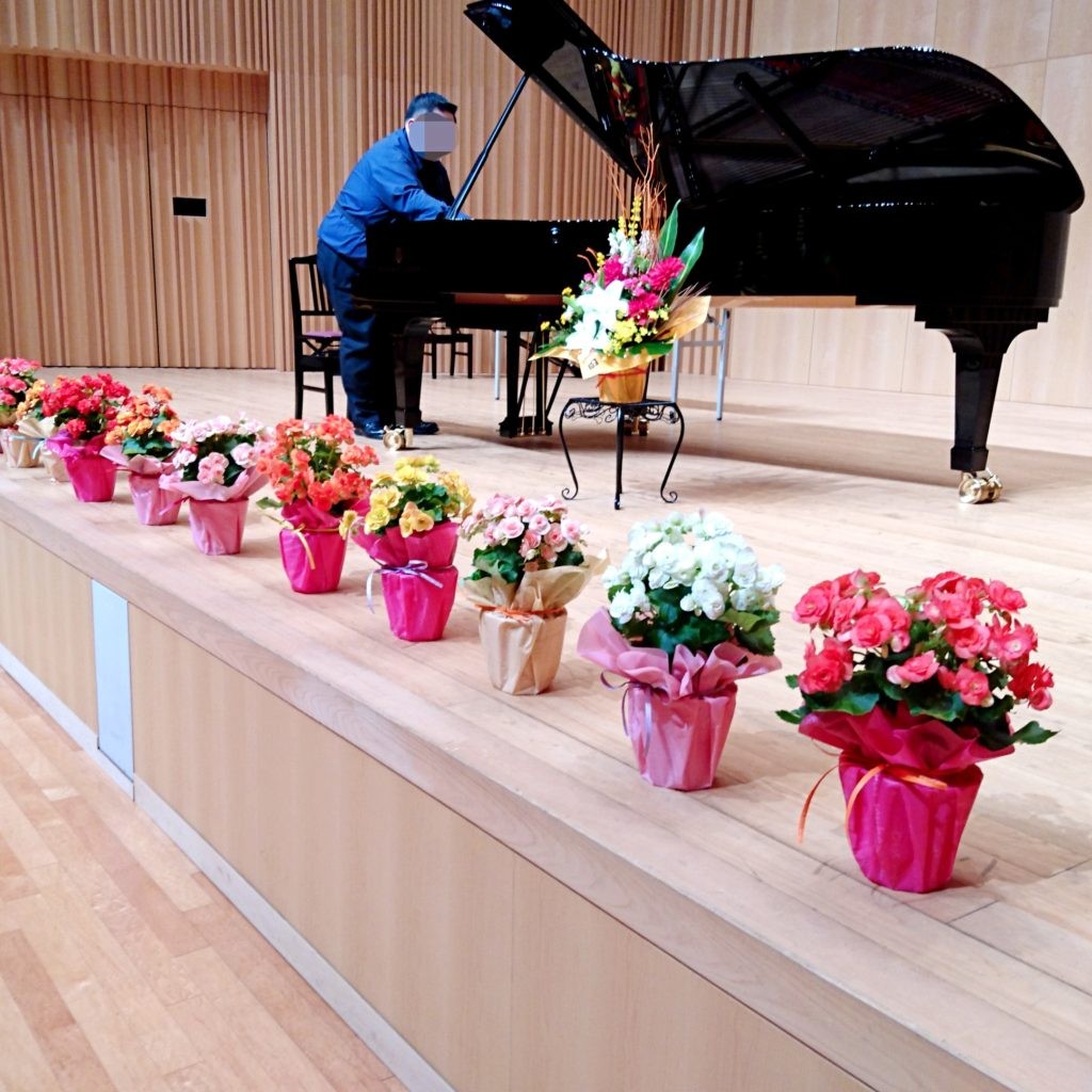 長野の花屋 ヌボー生花店 事例紹介 事例紹介 ピアノの発表会 ステージ上に飾るお花
