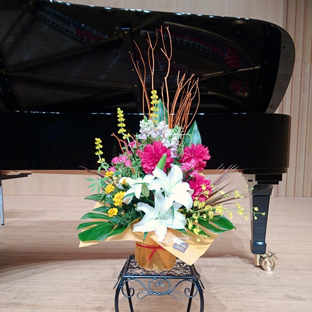 長野の花屋 ヌボー生花店 事例紹介 事例紹介 ピアノの発表会 ステージ上に飾るお花