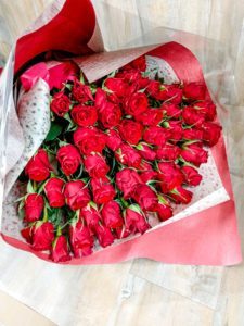 【今日の花贈り】赤いばら５０本の花束