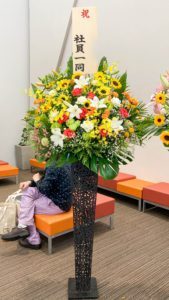 【事例紹介】創業６０周年記念のコンサートにお祝いスタンド花を