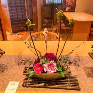 【飲食店のテーブルのお花】