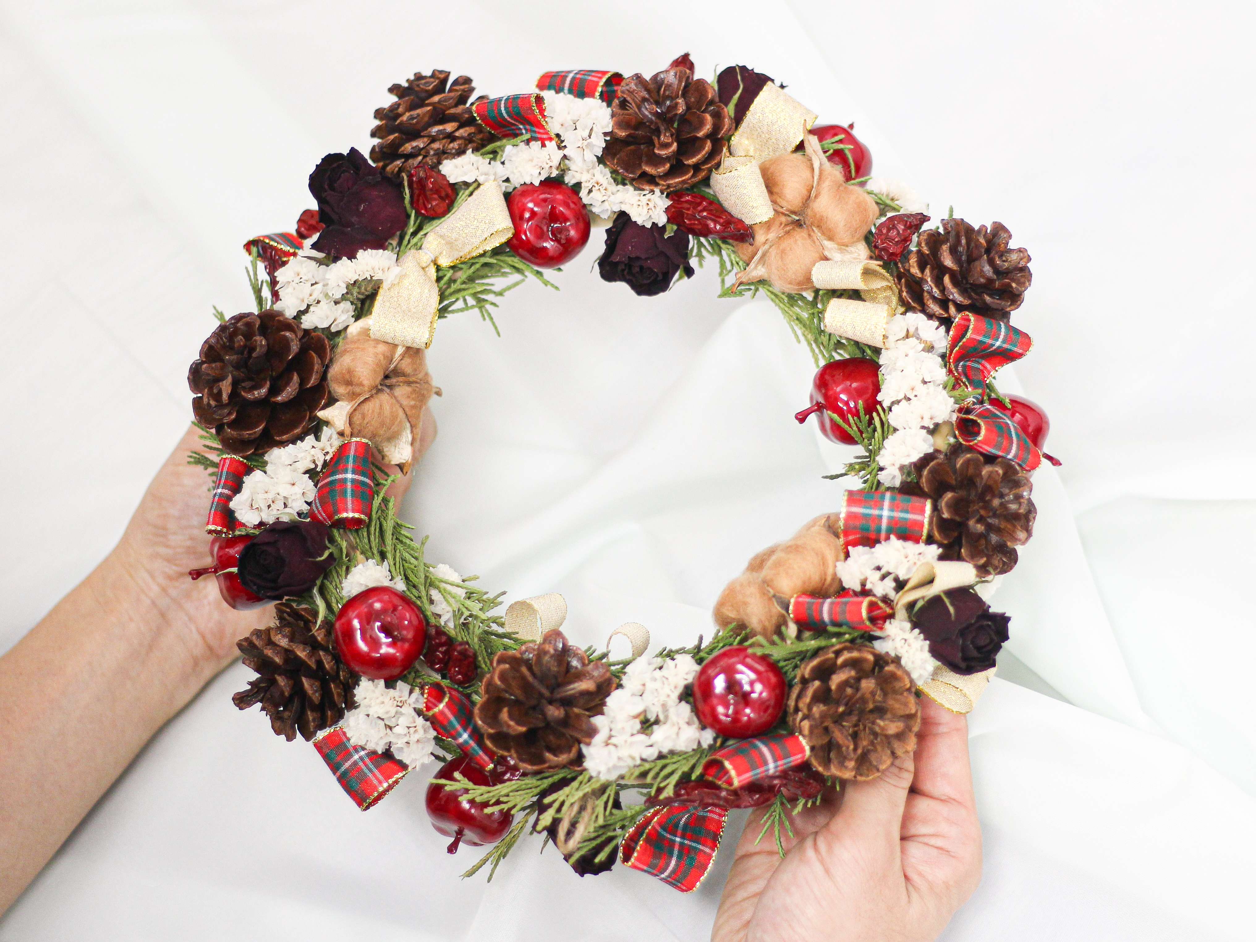 野バラの実やベルギーナッツを紡いだ　ベル付き　三日月　クリスマス　リース rosehips_wreath19xmas5-1.jpg